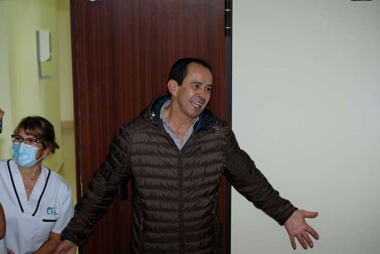 Momento en que Santiago Rodríguez se ve sorprendido por el homenaje de sus compañeros del Ayuntamiento de Telde/TA.